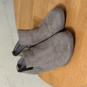 (1) pair of brown boots